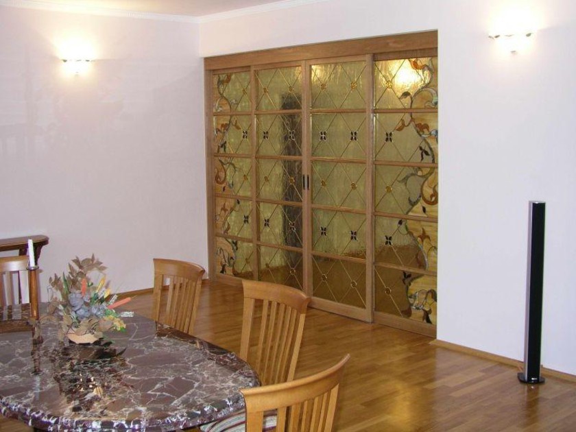Перегородка для гостиной с цветным стеклом и декоративными вставками Курган