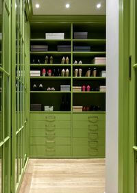 Г-образная гардеробная комната в зеленом цвете Курган