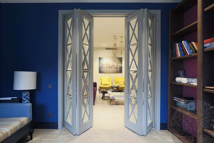 Двери гармошка  для гостиной со стеклами с разделителями Курган