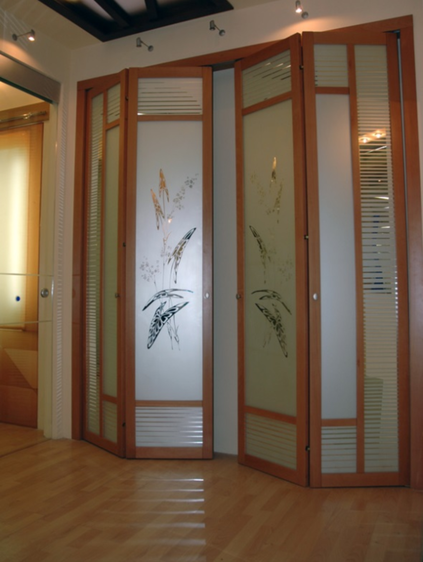 Широкие двери гармошка с матовым стеклом и рисунком Курган